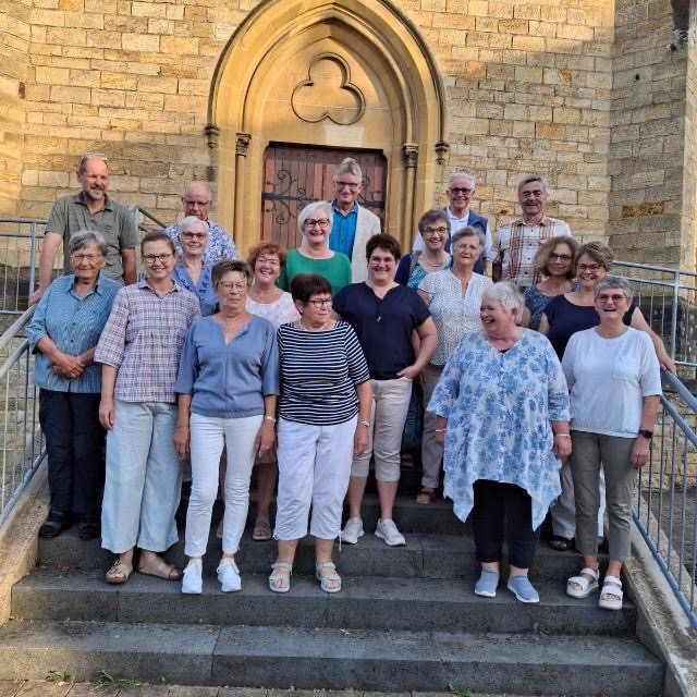 Kirchenchor Serrig
Seit über 230 Jahren gestalten Sängerinnen und Sänger mit Leidenschaft das musikalische Leben in der Gemeinde Serrig mit